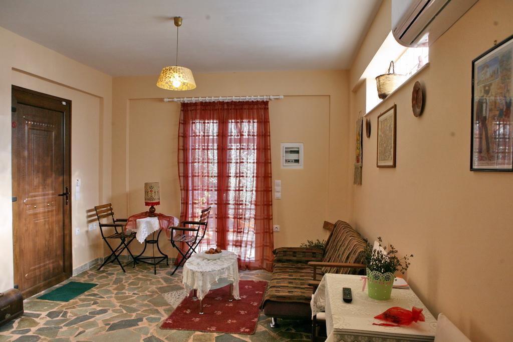 Evaland Traditional Houses Tarti Bilik gambar