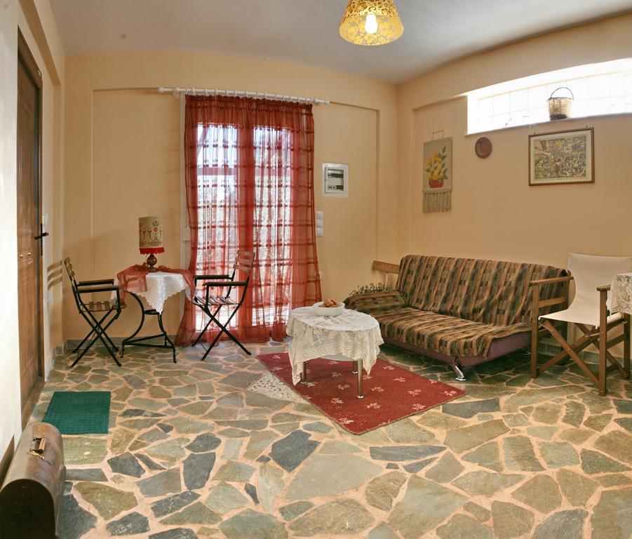 Evaland Traditional Houses Tarti Bilik gambar