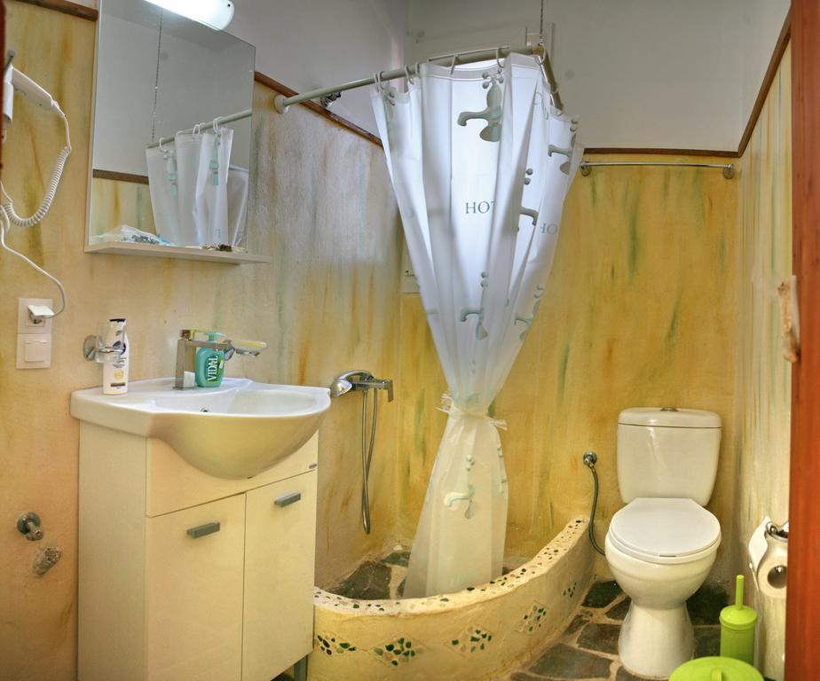 Evaland Traditional Houses Tarti Bilik gambar