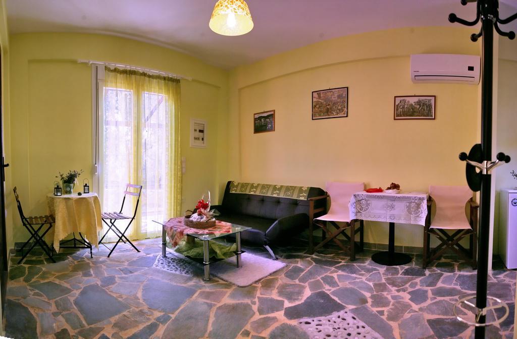 Evaland Traditional Houses Tarti Bilik gambar