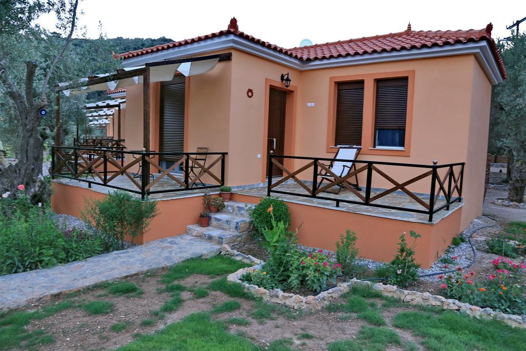 Evaland Traditional Houses Tarti Bilik gambar