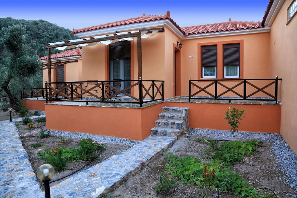 Evaland Traditional Houses Tarti Bilik gambar